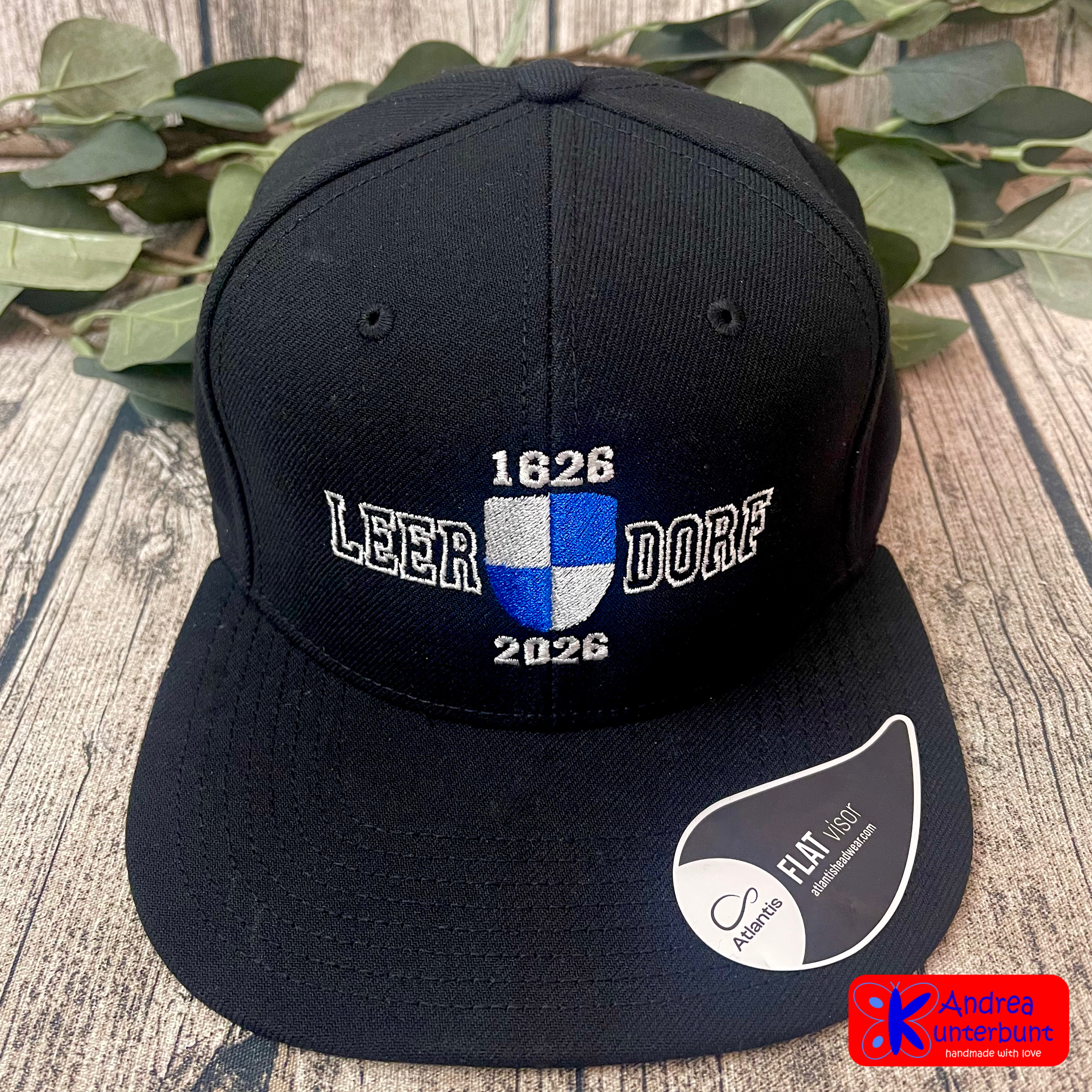 Basecap Flat „Leer-Dorf“ – Schwarz 